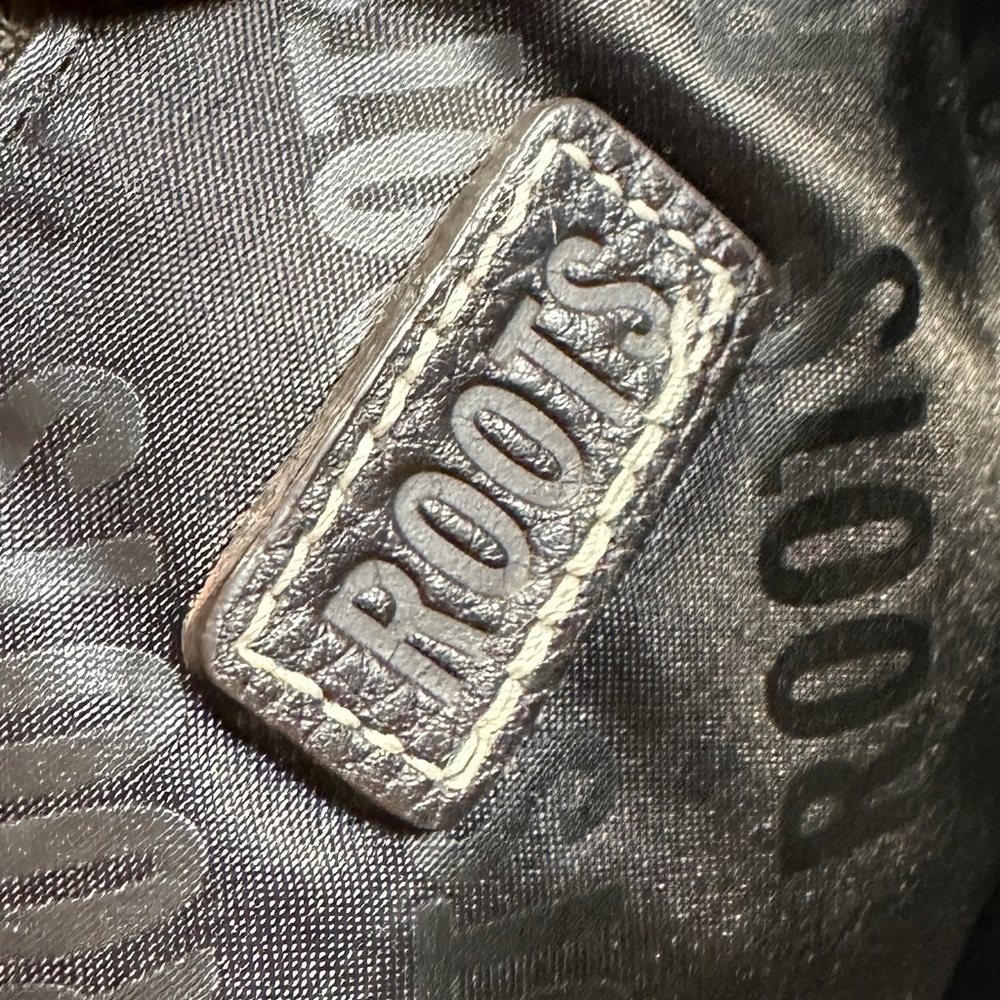 Roots Crossbody Messenger Bag - Pebbled Leather - As New Condition - Picture 5 of 8